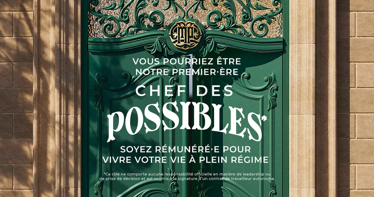 Une porte verte décorative avec des motifs complexes, comportant un texte invitant les personnes à s'y rendre.