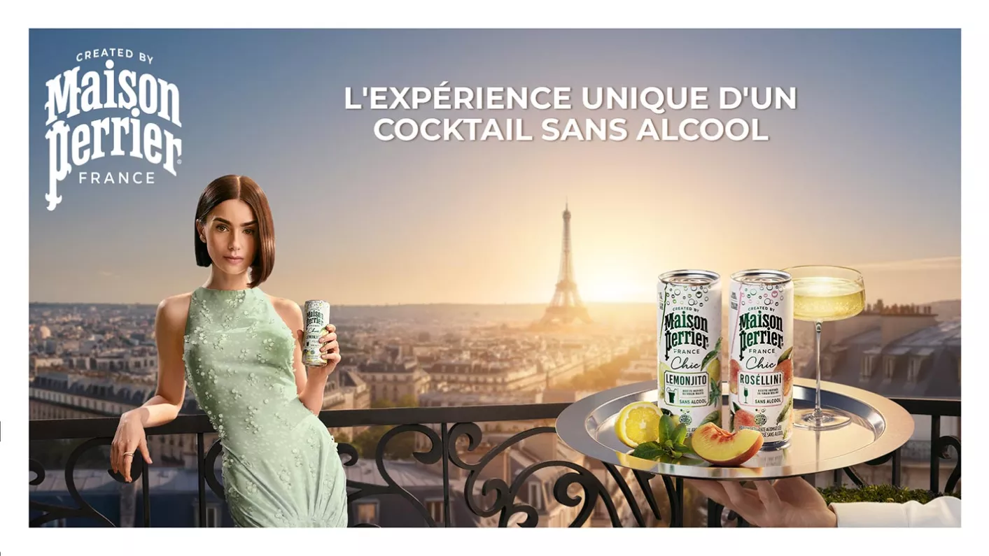Cocktail sans alcool Perrier sur terrasse avec vue sur la tour Eiffel au coucher du soleil 